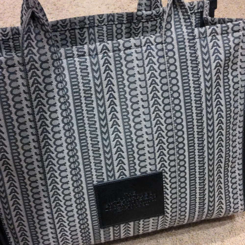 Marc Jacobs Large Jacquard Monogram Tote - Picture 5 of 16